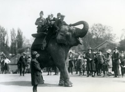 Armeense bezoekers rijden op Indiarani, bekeken door menigten toeschouwers, London Zoo, mei 1923 door Frederick William Bond